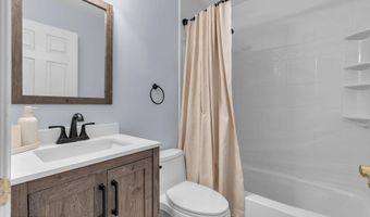 496 Apple Valley Dr, Belford, NJ 07718