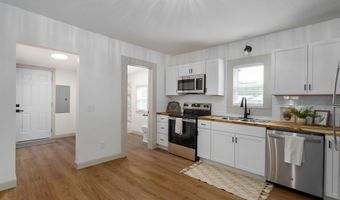 933 S Rinker Ave, Aurora, MO 65605