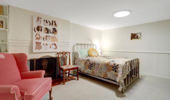 1114 N HARRISON St, Arlington, VA 22205