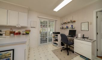 10 Corbin Cir, Branford, CT 06405