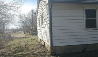 629 E 1st St, Garnett, KS 66032