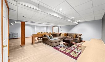 275 Camden Ln, Aurora, OH 44202