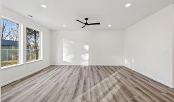 307 6th St, Benton City, WA 99320