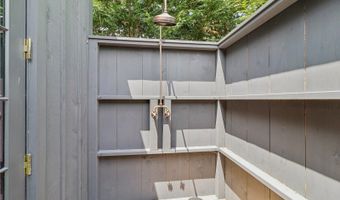 6 Cozzens Ln, Amagansett, NY 11930