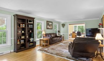 17 Schuyler Hills Rd, Albany, NY 12211