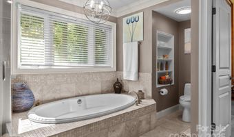 11 Hearthstone Dr, Asheville, NC 28803