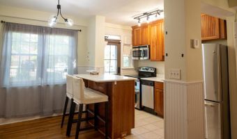 8 AUBURN Ct #A, Alexandria, VA 22305