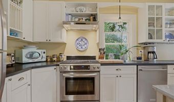 30 Boulevard, Middletown, RI 02842