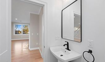 25 Scallop Shell Rd, Narragansett, RI 02882