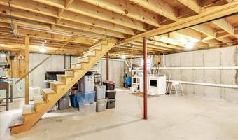 21 Bowling Green Ln, Belfast, ME 04915