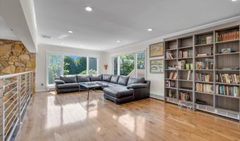 10 Macy Dr, Hewlett Bay Park, NY 11557