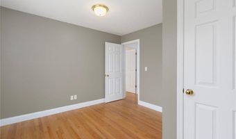 220 Island Dr, Middletown, RI 02842