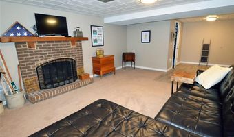 872 Village Brook Ct, Ballwin, MO 63021