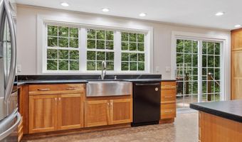 67 Quaker Ln, Bolton, MA 01740