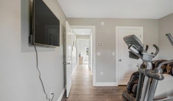 40 Knoll Crest Dr, Bangor, ME 04401