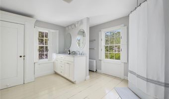 24 Barney St, Newport, RI 02840