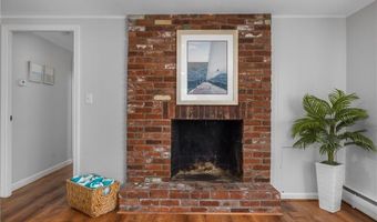 384 Valley Rd, Middletown, RI 02842