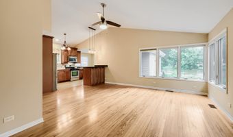 17 Willow St, Algonquin, IL 60102