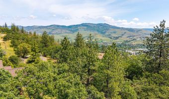 390 Strawberry Ln, Ashland, OR 97520