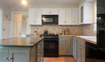 9 South Dr, Middletown, RI 02842