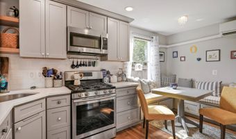 2422 S OAKLAND St, Arlington, VA 22206