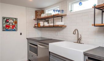 100 Renfrew Ave, Middletown, RI 02842