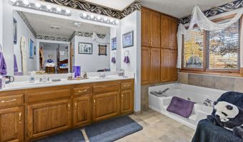 2007 Oakridge Dr, Ava, MO 65608