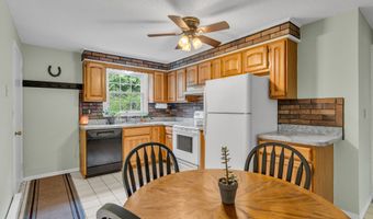 22 College St APT 3, Clinton, CT 06413
