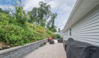 51 Mountain View Dr, Brookfield, CT 06804