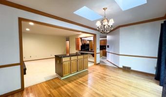 457 E Pioneer Trl, Aurora, OH 44202
