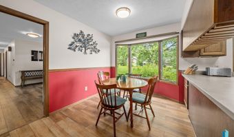 2908 N Oak Rd, Brandon, SD 57005