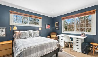 15 Queens Ln, Darien, CT 06820