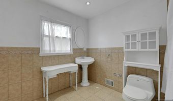 556 Sandra Pl, Teaneck, NJ 07666