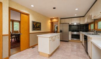 4 High Mountain Trl, Bayonne, NJ 07035