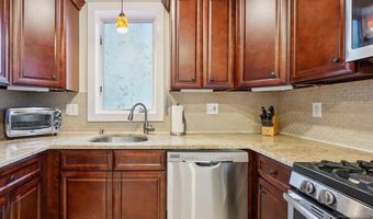 18 Carlisle St, Bergenfield, NJ 07621