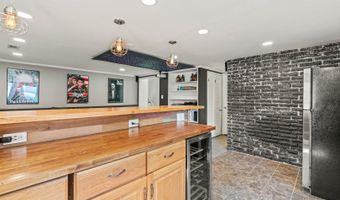 330 N Country Club Dr, Addison, IL 60101