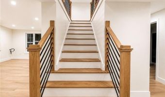 61 Applegate Rd, Cranston, RI 02920