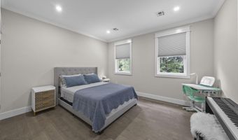 129 Magnolia Ln, Middletown, NJ 07748