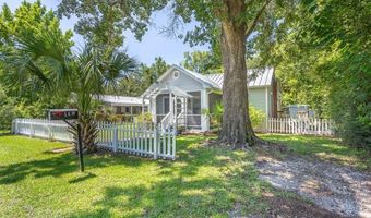 106 17th St, Apalachicola, FL 32320