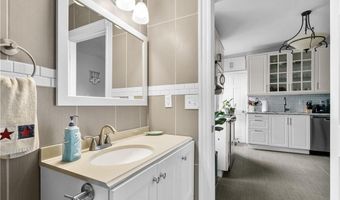 8 Franklin St 3, Newport, RI 02840