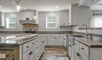 274 Rae Ln, Bonneau, SC 29431