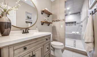 924 Forest Lake Ct, Ballwin, MO 63021