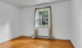 22 College St APT 3, Clinton, CT 06413
