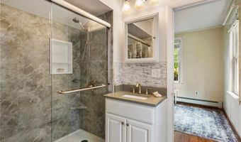 25 Renfrew Ave, Middletown, RI 02842
