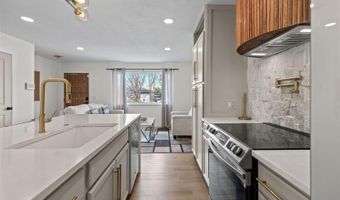 690 S Newark Ct, Aurora, CO 80012