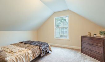 17 Edgewood St, Cromwell, CT 06416