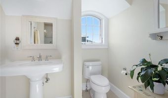 591 Ocean Ave, Newport, RI 02840