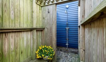 33 Marsh St, Newport, RI 02840