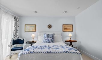 44 Bliss Mine Rd 4, Middletown, RI 02842
