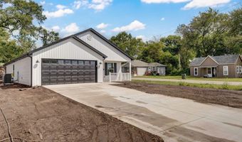 21 E Cofield St, Aurora, MO 65605